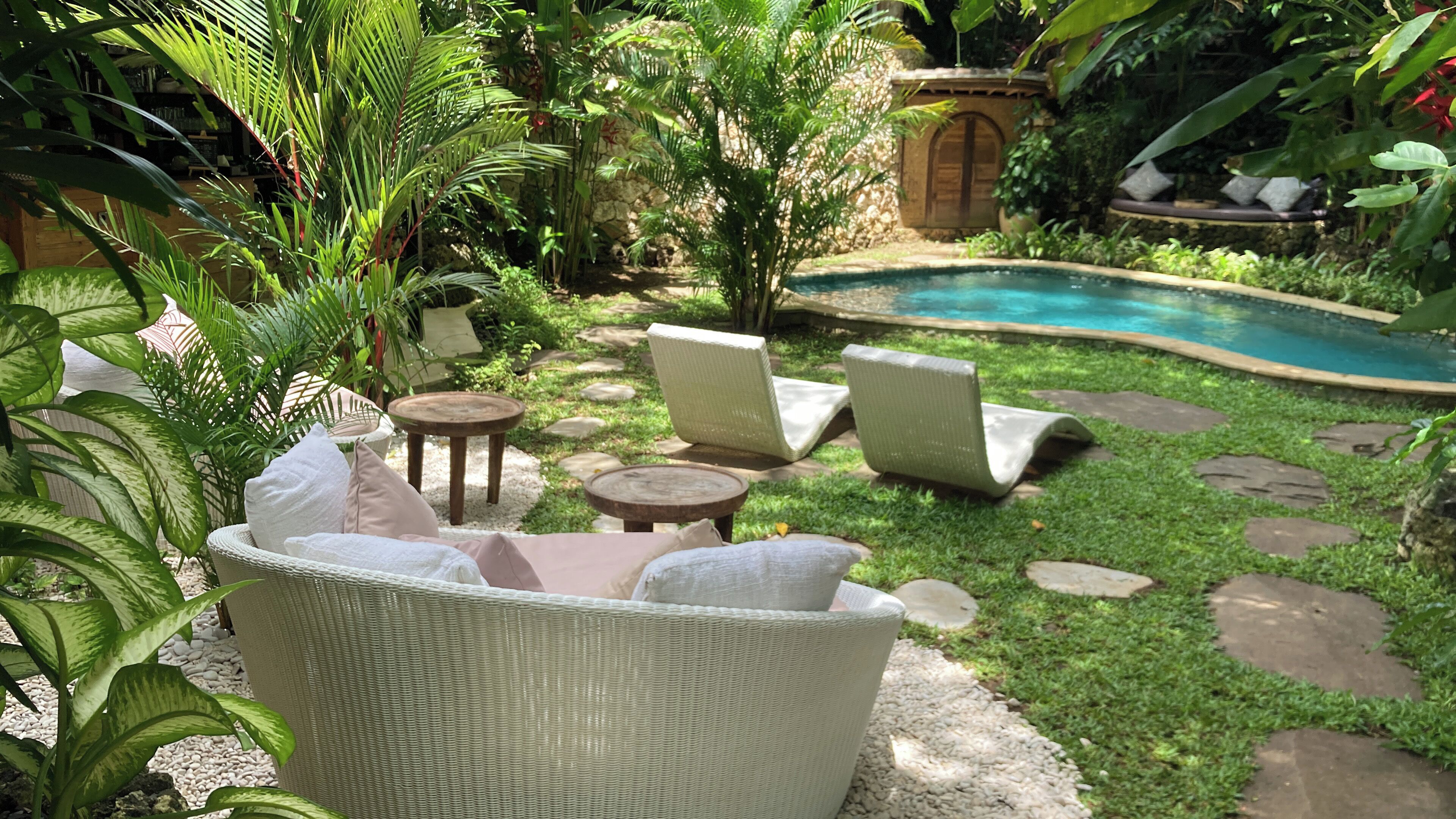 Una piscina al aire libre, tumbonas