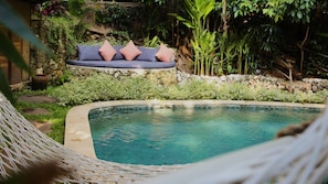 Una piscina al aire libre, tumbonas