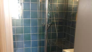 Dusche, Haartrockner, Bidet, Toilettenpapier