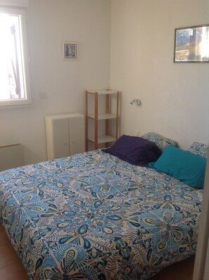 2 bedrooms, iron/ironing board, travel cot