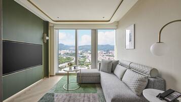 Deluxe Suite | Premium bedding, down comforters, minibar, in-room safe