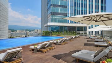 Hồ bơi ngoài trời