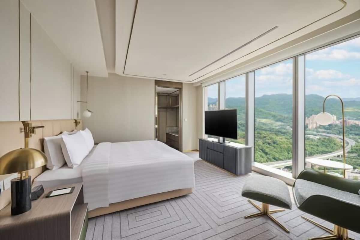 1 bedroom, premium bedding, down comforters, minibar
