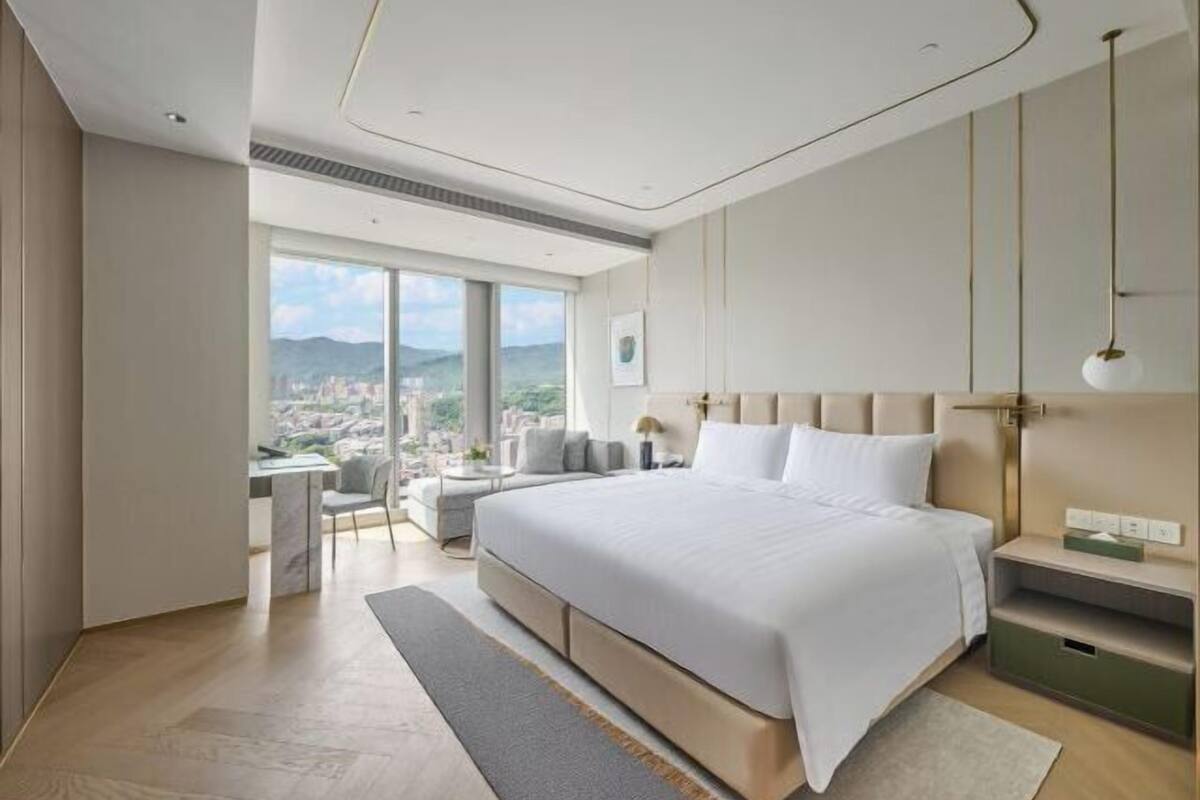 Premium bedding, down comforters, minibar, in-room safe