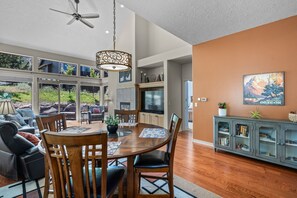 Dining - Quiet & Private Eagle Crest 2 BR | Close To Pools (Redmond)