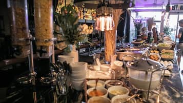 Petit déjeuner buffet servi tous les jours en supplément