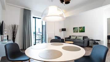 Fernseher, DVD-Player, Bücher