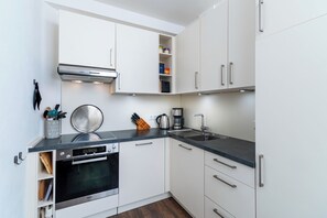 Fridge, oven, stovetop, dishwasher