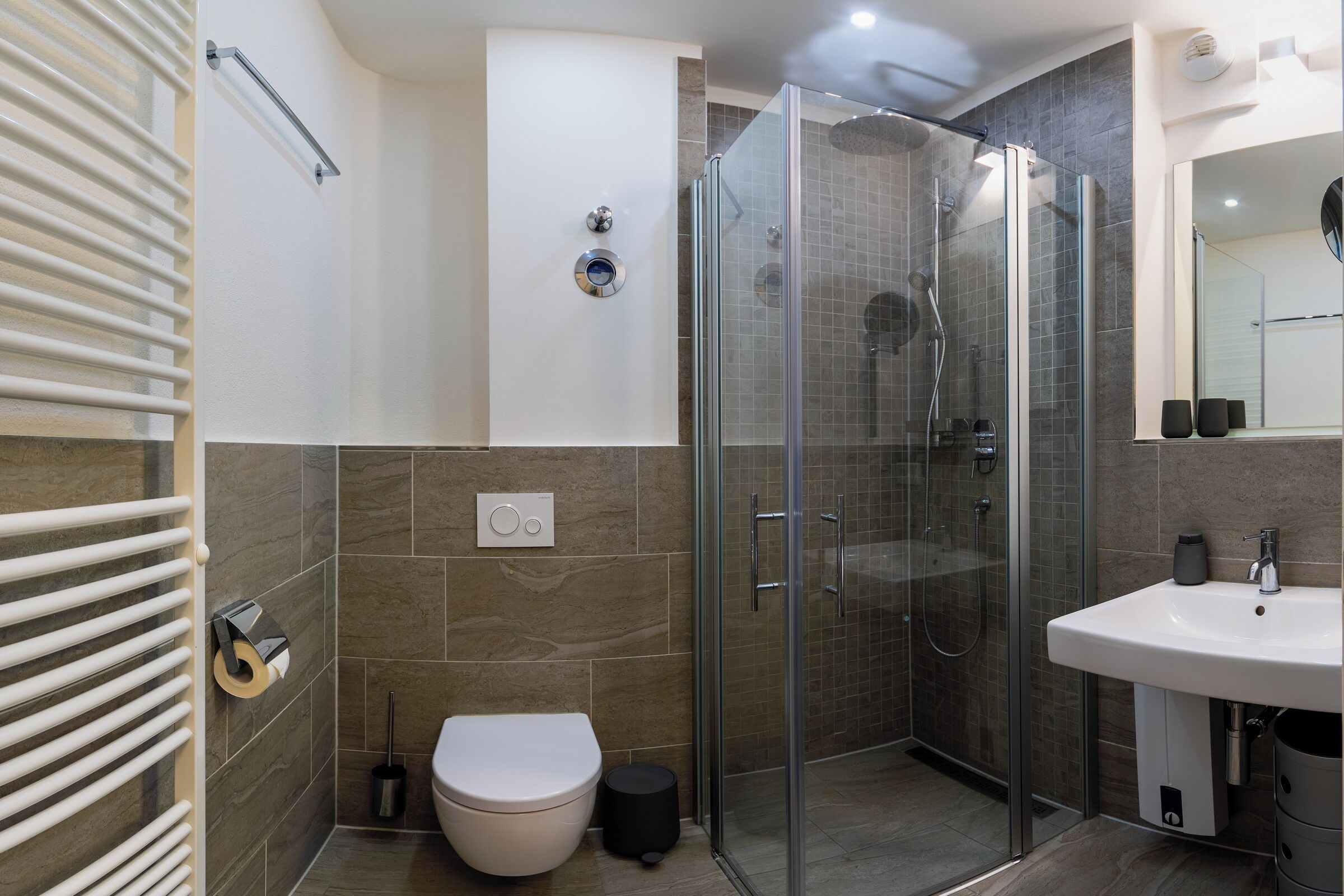 Dusche, Haartrockner, Handtücher