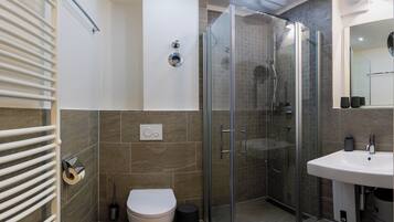 Dusche, Haartrockner, Handtücher
