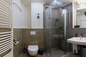 Een douche, een haardroger, handdoeken
