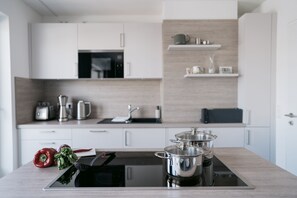 Frigorifero, microonde, forno, piano cottura