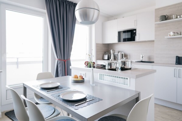 Frigorifero, microonde, forno, piano cottura