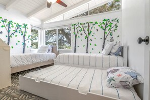 5 habitaciones, tabla de planchar con plancha, cuna de viaje y wifi 