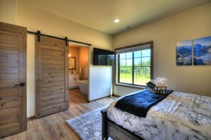 3 habitaciones, tabla de planchar con plancha y cuna de viaje 