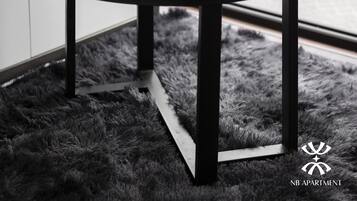 Suite estudio panorámica | Área de sala de estar | Smart TV, Netflix, películas con cargo y servicios de streaming