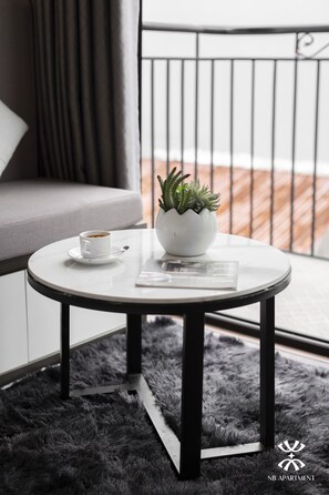 Studiosuite – panorama | Oppholdsområde | En 43-tommers smart-TV med digitale kanaler samt Netflix og filmkjøp