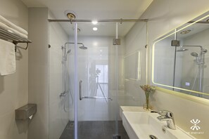 Regadera, regadera tipo lluvia, amenidades de baño de diseñador 