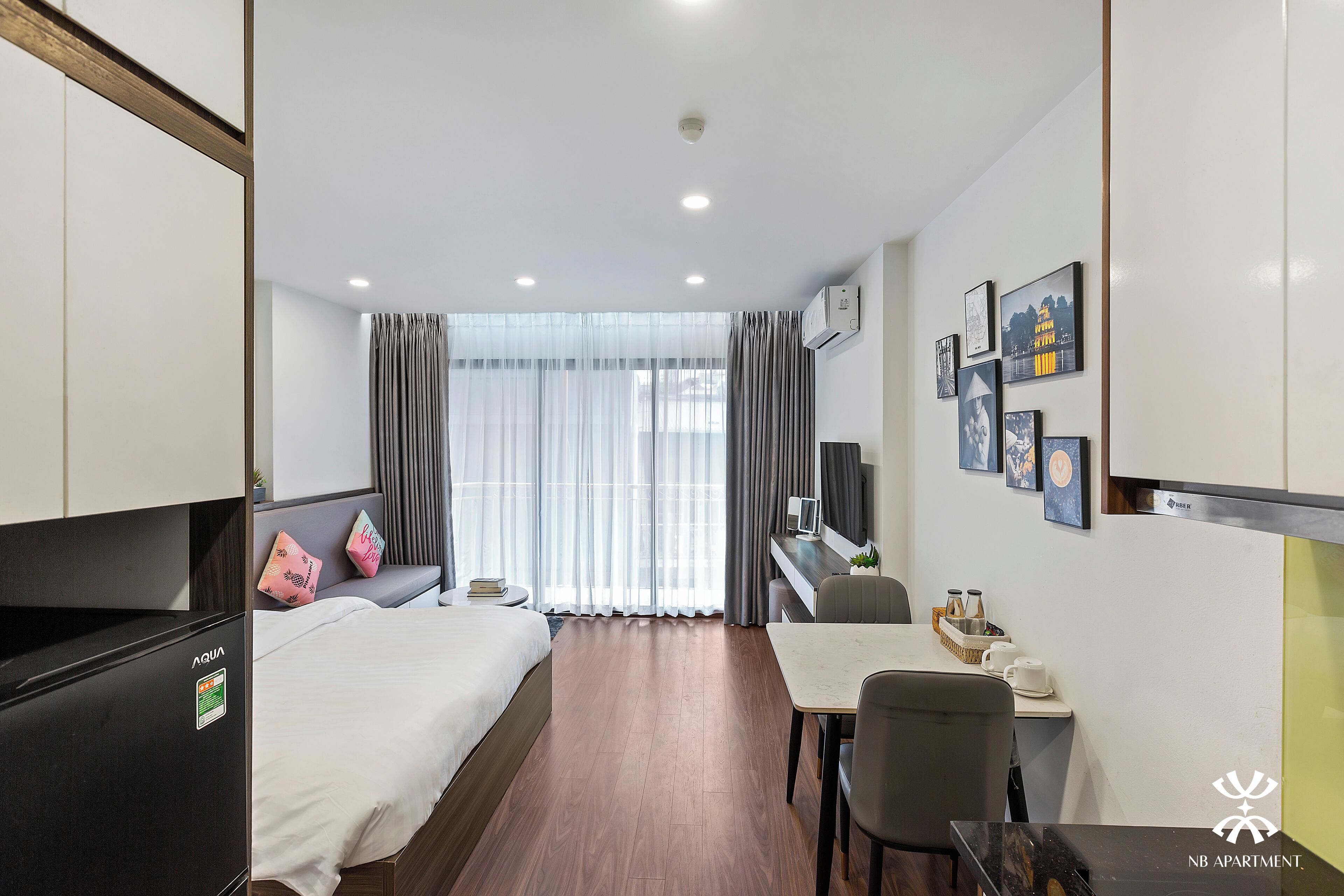 Bộ đồ giường cao cấp, trang bị nội thất với thiết kế riêng biệt, bàn 