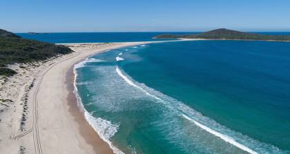 White Sands, 14 Whitesands Road - Pet Friendly & Air Con
