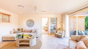 Smart TV, books - Pet friendly White Sands, 14 Whitesands Road - Linen & Air Con (Fingal Bay)