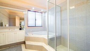 Shower, jetted bath, shampoo - Pet friendly White Sands, 14 Whitesands Road - Linen & Air Con (Fingal Bay)