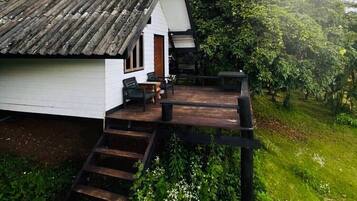 Bungalow estándar, 2 camas individuales, vista a la colina | 1 habitación, escritorio y wifi gratis