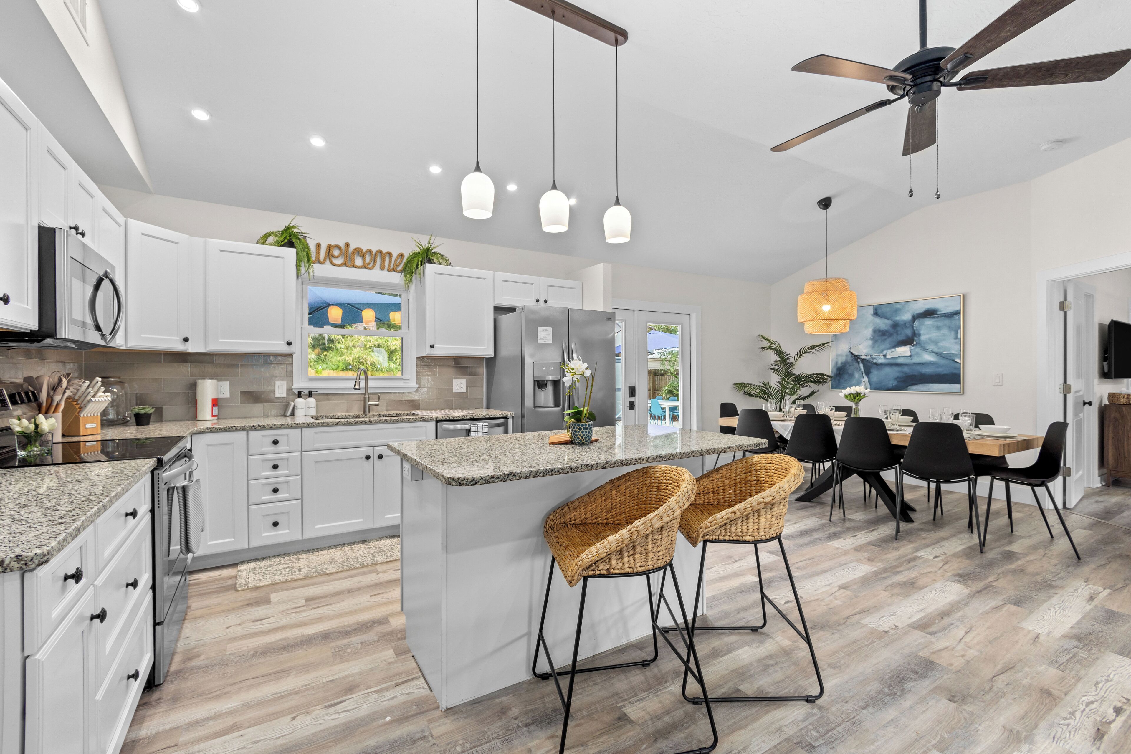 Geladeira, micro-ondas, fogão, cooktop