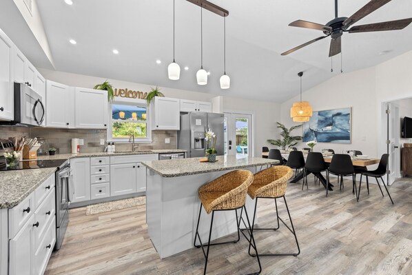 Refrigerador, microondas, horno, placa de cocina