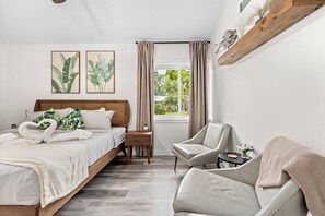 4 habitaciones, escritorio y tabla de planchar con plancha