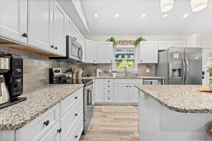 Refrigerador, microondas, horno, placa de cocina