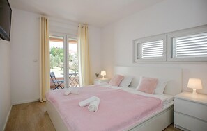 5 bedrooms, travel cot, free WiFi, bed sheets