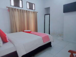Laptop workspace, free WiFi, bed sheets - Hotel O Excellent Kost (Jambi)