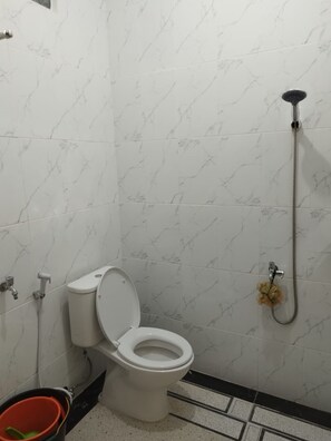 Habitación estándar doble | Baño | Ducha y toallas