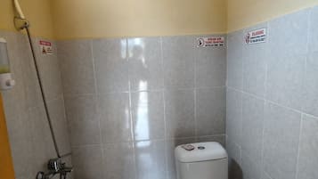 Standard Double Room | Bathroom | Shower, towels