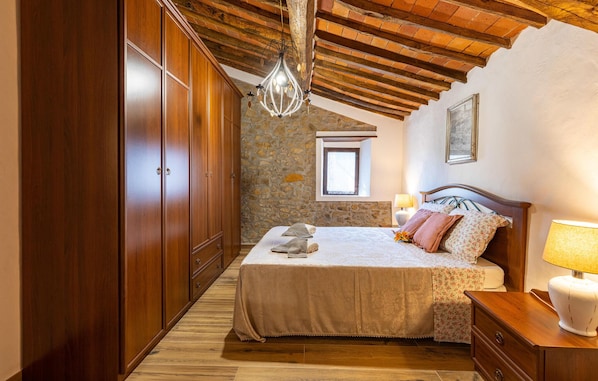 3 chambres, fer et planche à repasser, lit de bébé portatif