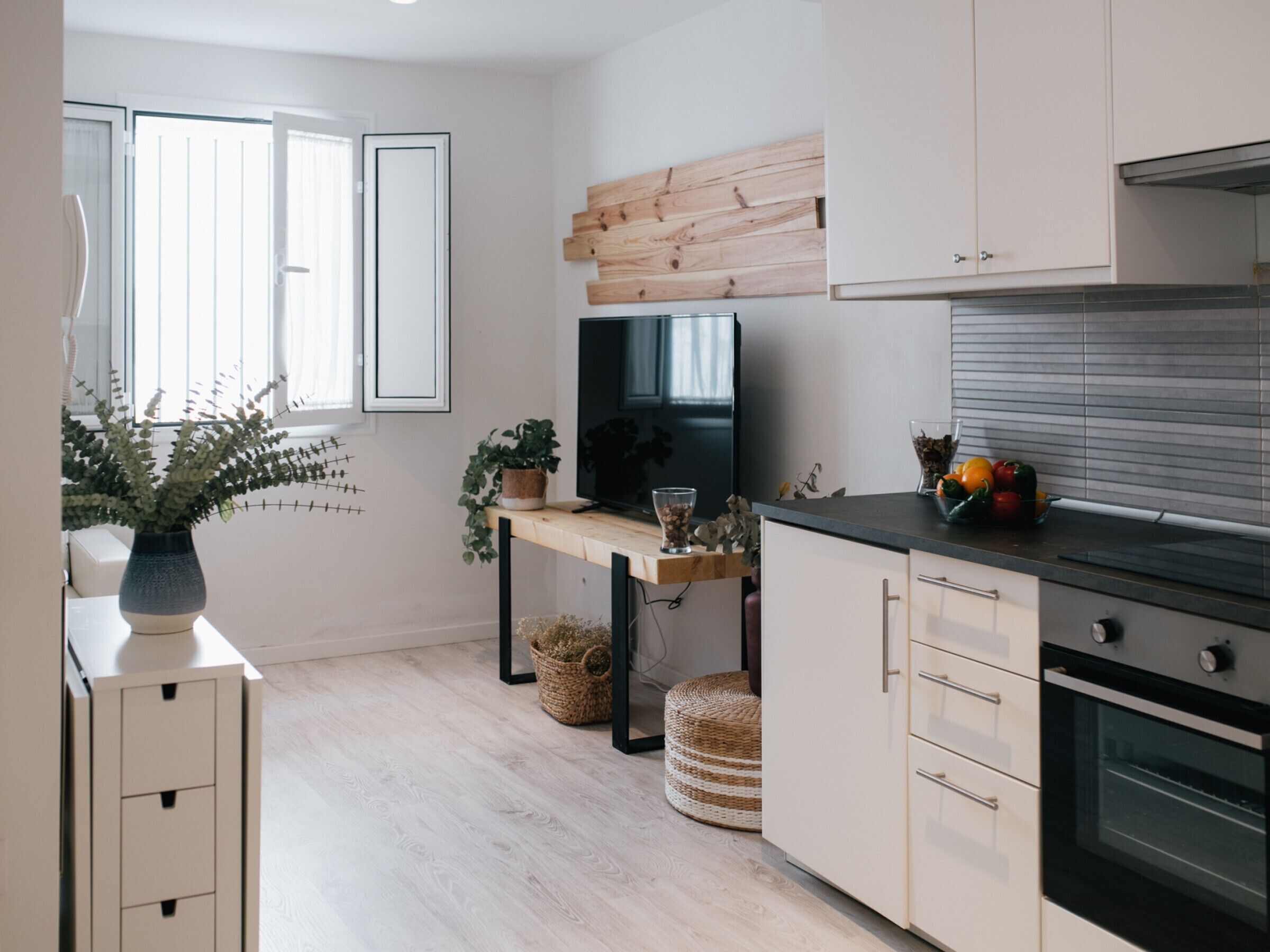 Jääkaappi, mikroaaltouuni, uuni, kahvin-/teenkeitin