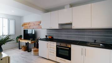 Fridge, microwave, oven, coffee/tea maker