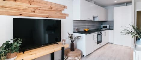 Refrigerador, microondas, horno y cafetera y tetera