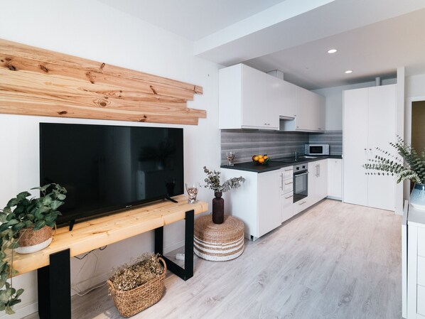 Fridge, microwave, oven, coffee/tea maker