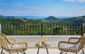 Outdoor dining - Luxurious home in Karojba (Karojba)