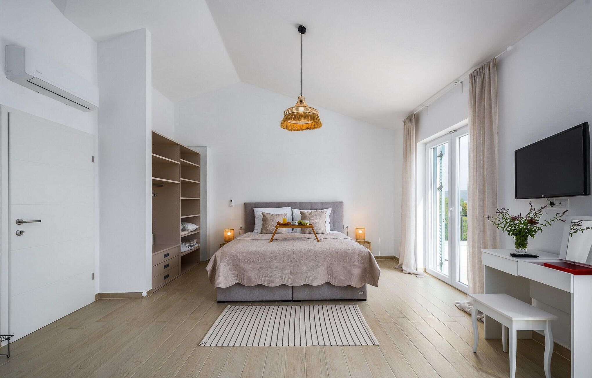 3 bedrooms, in-room safe, iron/ironing board, travel crib