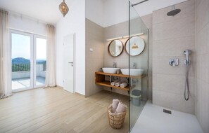 Shower, hair dryer - Luxurious home in Karojba (Karojba)