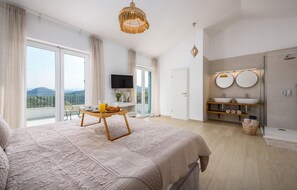 3 bedrooms, in-room safe, iron/ironing board, travel crib - Luxurious home in Karojba (Karojba)