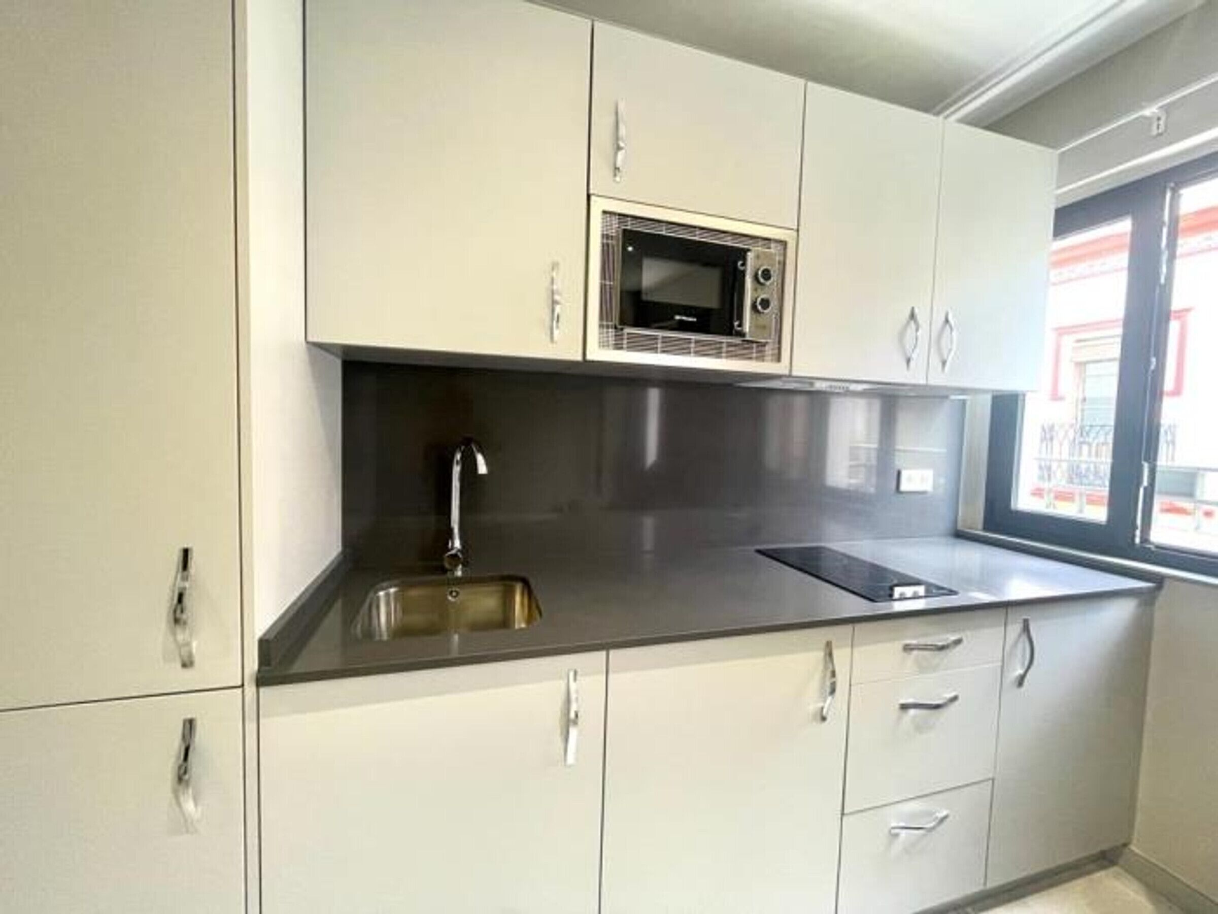 Frigorifero, microonde, macchina per tè/caffè, tostapane