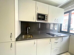 Kjøleskap, mikrobølgeovn, kaffetrakter/tekoker og brødrister