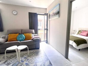 TV - Charming 1-Bedroom Apartment in Alameda, Seville with Modern Amenities and Prime Location (Sevilla)