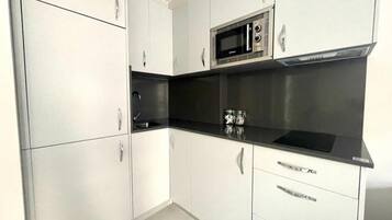 Een koelkast, een magnetron, een koffiezetapparaat/waterkoker