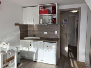 Fridge, microwave, dishwasher, coffee/tea maker