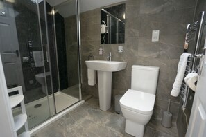 Dusche, Haartrockner, Handtücher, Seife